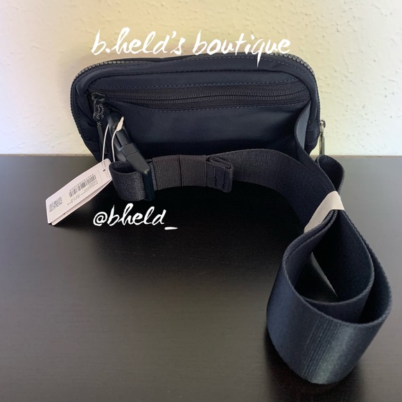 lululemon Everywhere Belt Bag in True Navy Blue with Silver Zipper (1L) New NWT - Picture 6 of 15